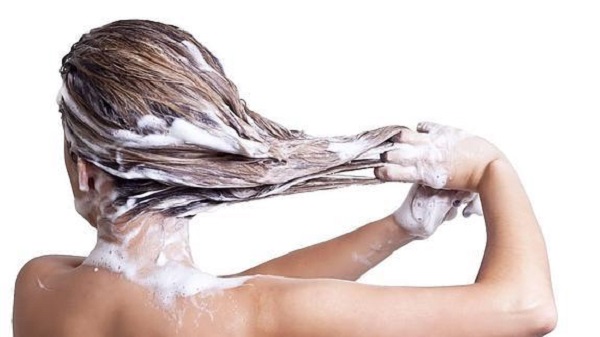 agua micelar en el shampoo